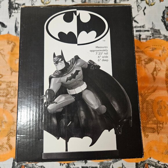DC Direct Batman Black & White Animated Series 7" Statue 1875/4000 Bruce Timm - Picture 9 of 12